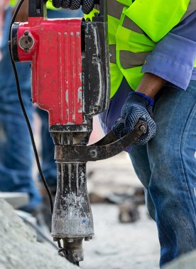 usando taladro industrial