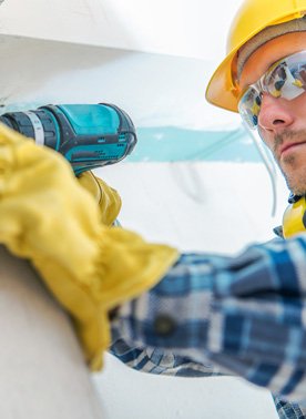 Hombre usando taladro