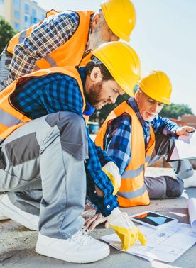 Hombres revisando planos