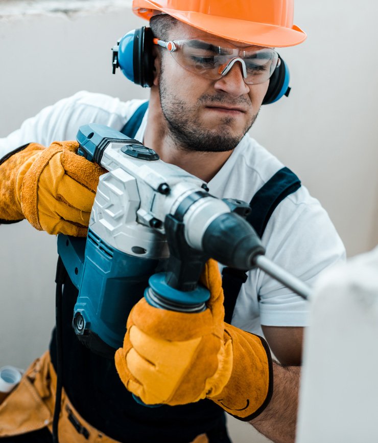 Hombres trabajando en reforma con taladro
