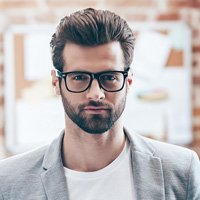 hombre elegante con gafas
