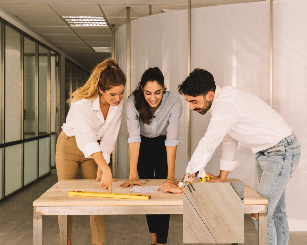grupo de personas planificando reforma